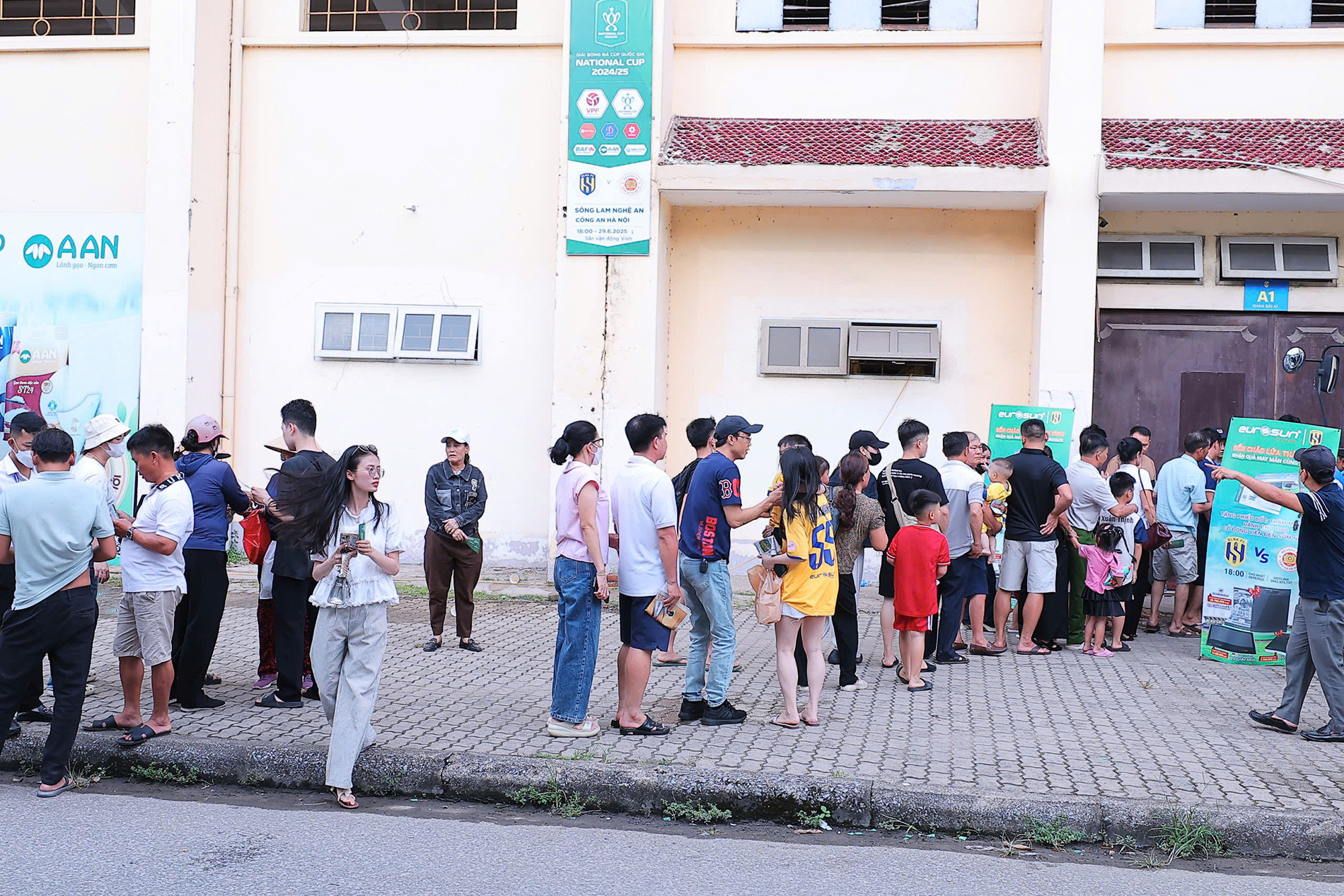 CĐV SLNA tràn xuống sân, Quang Hải dội gáo nước lạnh