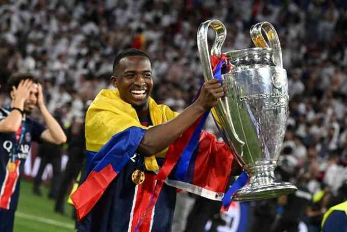 Willian Pacho - hòn đá cô đơn của PSG