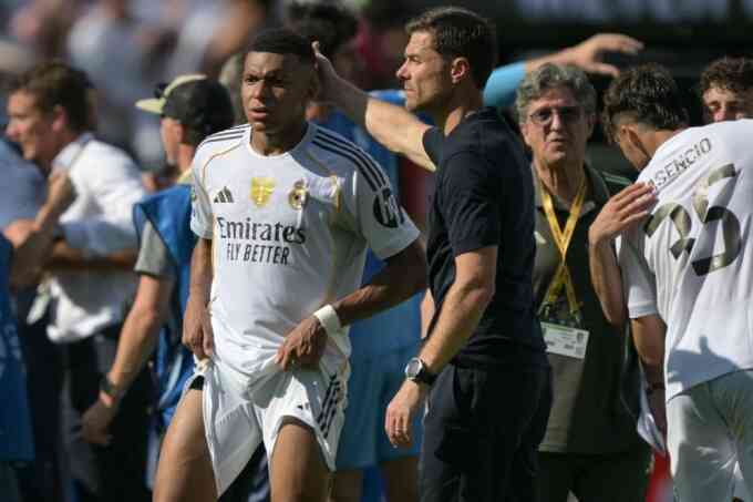 HLV Alonso sẽ gặp riêng Mbappe và Vinicius