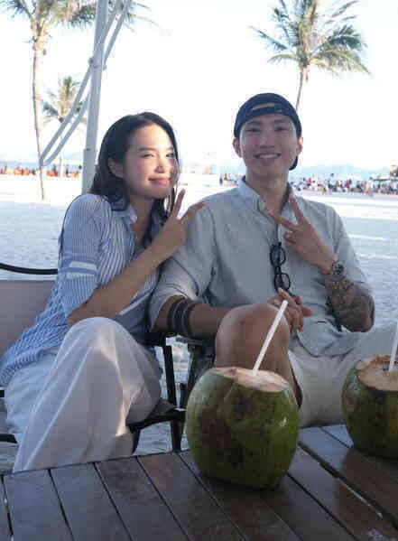 Văn Hậu tình tứ hôn Hải My, hẹn ngày tái xuất V-League