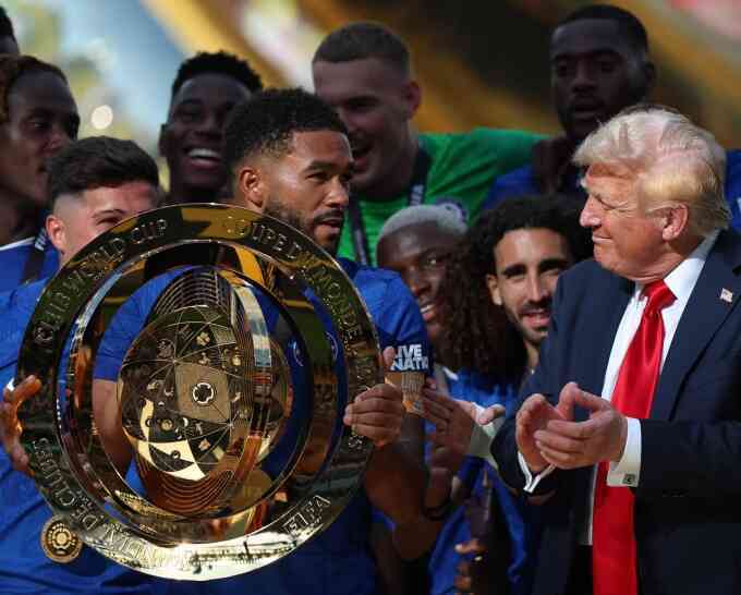 Tổng thống Trump: `Tôi giữ Cup gốc, Chelsea chỉ cầm bản sao`