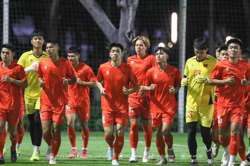 U23 Việt Nam hứng khởi trong buổi tập đầu tiên ở Indonesia