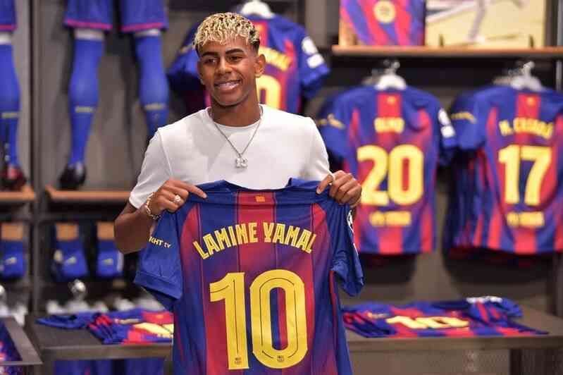 Barcelona trao áo số 10 cho Lamine Yamal, ký hợp đồng tới năm 2031
