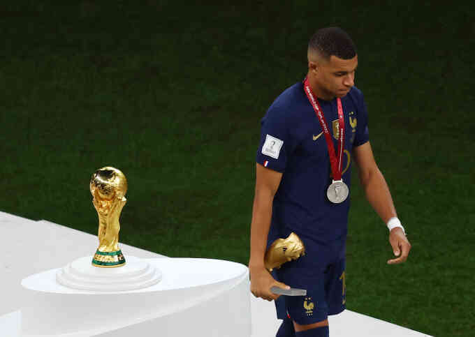Cảnh sát nhận tiền của Mbappe bị điều tra