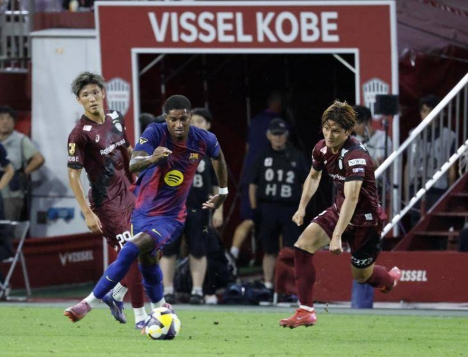 Barca đại thắng trong trận đầu của Rashford