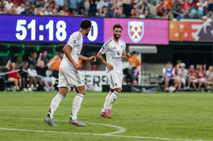Fernandes lập cú đúp trong chiến thắng của Man Utd