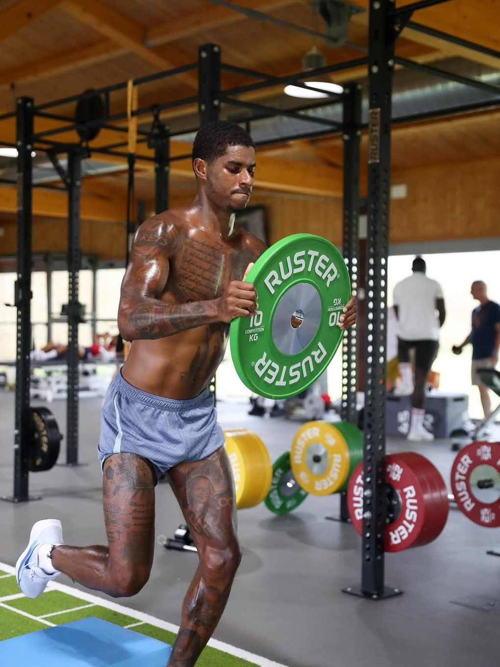 Bị Man Utd đối xử phũ phàng, Rashford có hành động bất ngờ