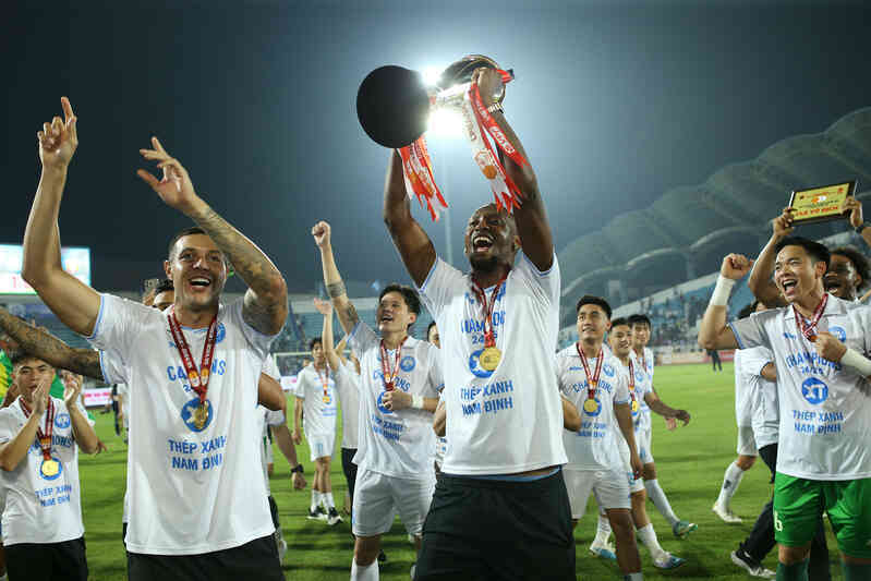 Tranh cãi chuyện CLB V-League sử dụng 4 ngoại binh trên sân