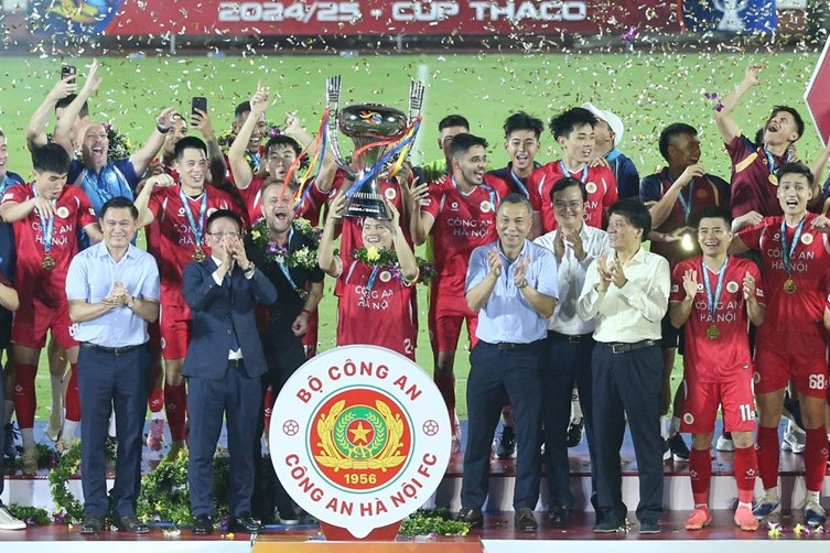 Thắng kịch tính Nam Định, CAHN lần đầu đoạt Siêu cúp Quốc gia