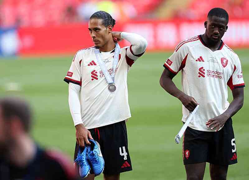 Van Dijk và HLV Liverpool bất đồng quan điểm sau trận thua Crystal Palace