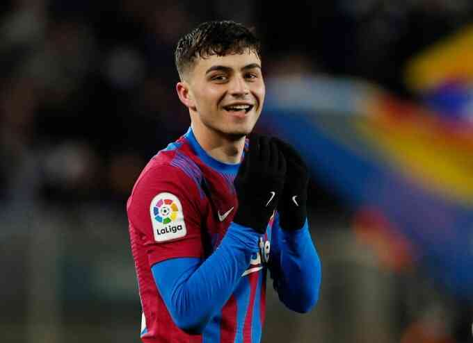 Pedri: `Khi bị 2-3 cầu thủ gây sức ép, tôi cố chuyền cho Messi`