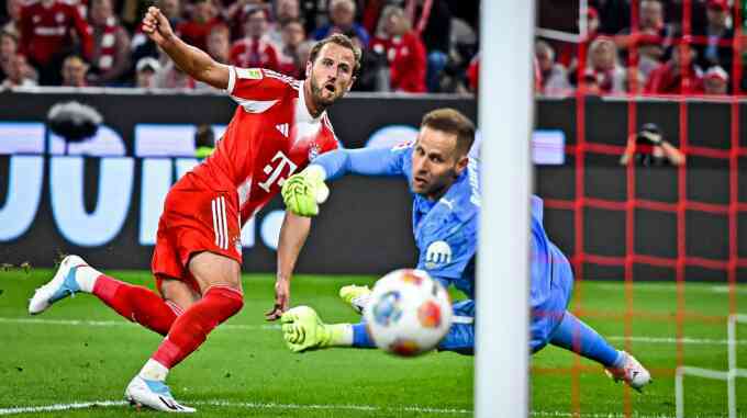 Kane lập hat-trick trận ra quân Bundesliga