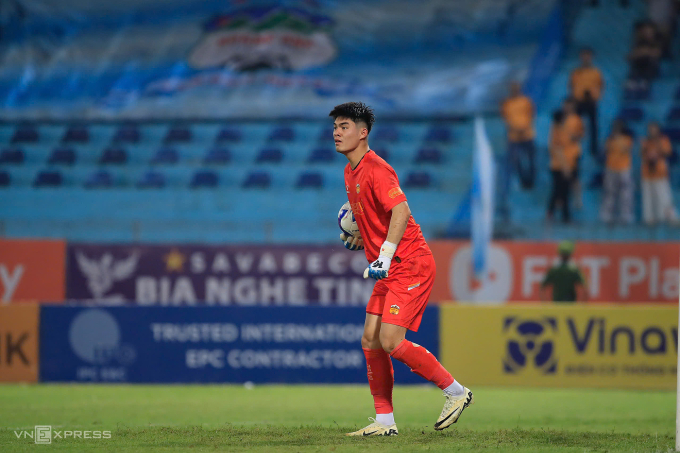 Thủ môn U23 Việt Nam xuất thần, giúp HAGL hòa Hà Nội FC