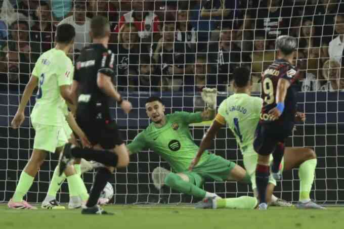 Barca thắng ngược dù bị dẫn hai bàn ở La Liga