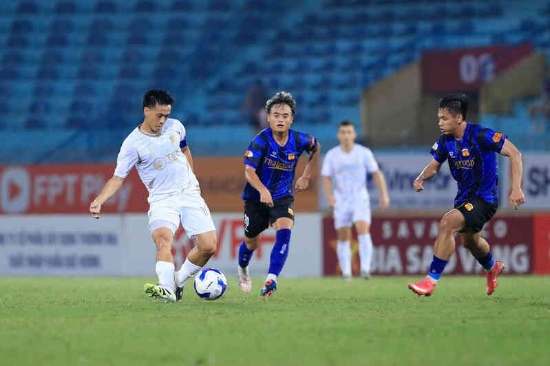 Vì bầu Đức, HAGL hãy `chơi bóng` đi