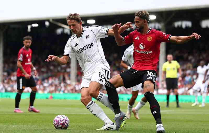 Fernandes đá hỏng 11m khiến Man Utd rơi điểm trước Fulham