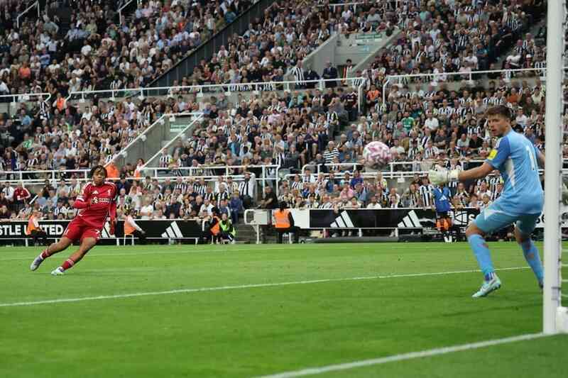 Thần đồng 16 tuổi nối gót Wayne Rooney, phá kỷ lục Premier League
