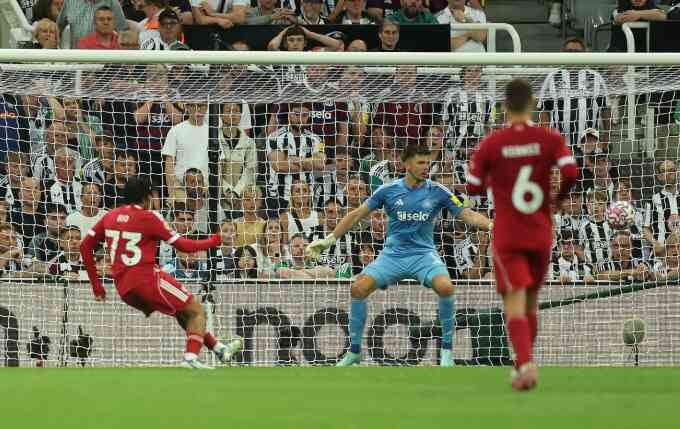 Tiền vệ 16 tuổi giúp Liverpool thắng ở phút bù thứ 10