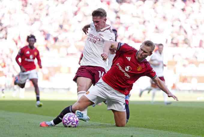 Cựu trợ lý Ferguson cảnh báo trung vệ Man Utd