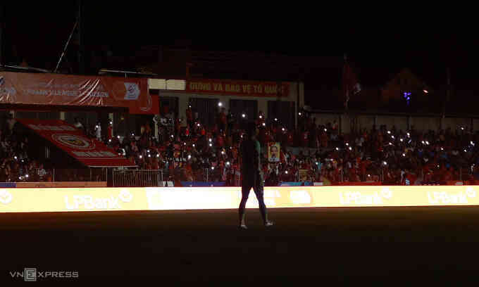 Trận đấu V-League bị dừng vì mất điện