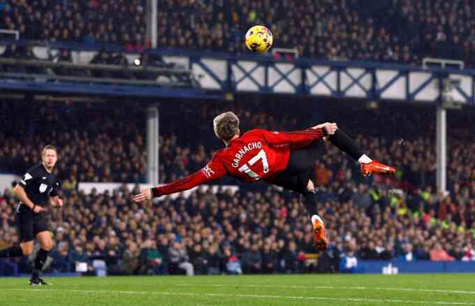 Man Utd bán Garnacho sang Chelsea