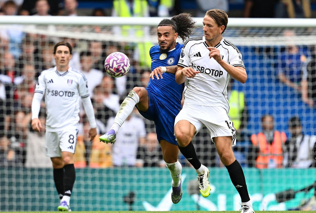 Chelsea vươn lên dẫn đầu bảng xếp hạng Ngoại hạng Anh