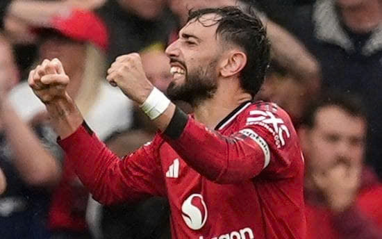 Fernandes giúp Man Utd thắng ở phút bù