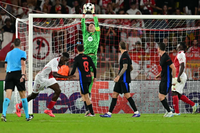Vì sao thủ thành Ter Stegen đối đầu Barca?