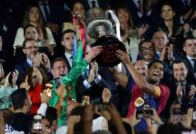 Barca trả lại băng đội trưởng cho Ter Stegen