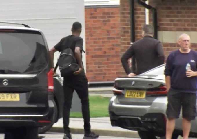 Hình ảnh Alexander Isak tới Liverpool kiểm tra y tế: Thương vụ kỷ lục 130 triệu bảng
