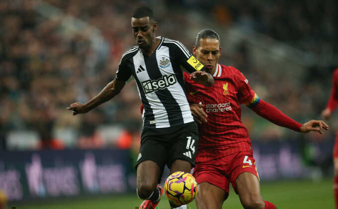 Newcastle bán Isak cho Liverpool với giá kỷ lục Ngoại hạng Anh