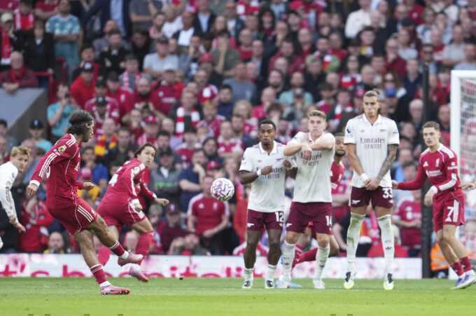Thủ môn Arsenal phàn nàn về bóng mới của Ngoại hạng Anh
