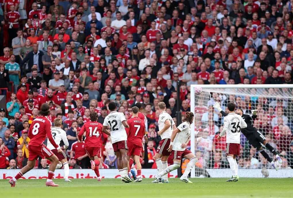 Thủ thành Arsenal tiết lộ bất ngờ về bàn thua cuối trận trước Liverpool