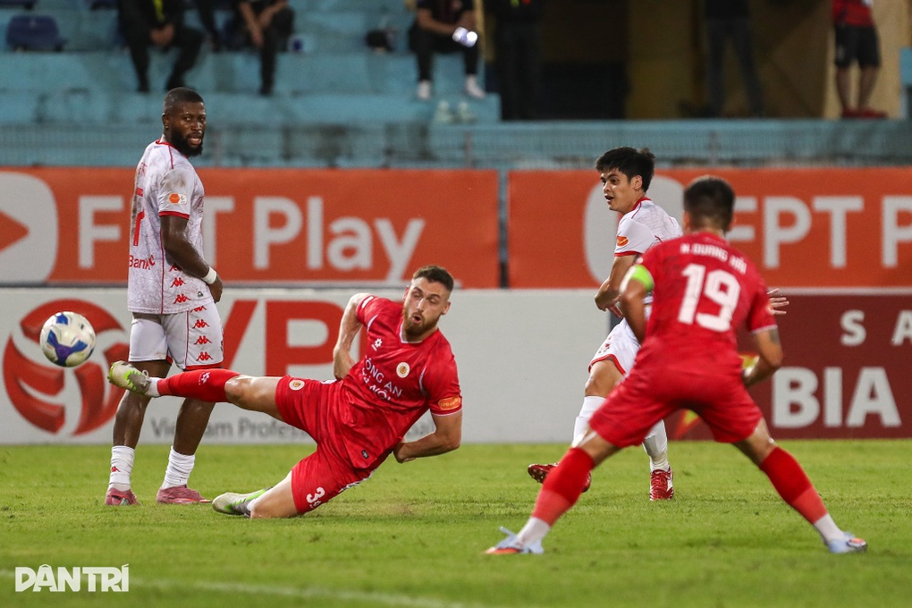 Quang Hải ghi bàn giúp CLB Công an Hà Nội vươn lên dẫn đầu V-League