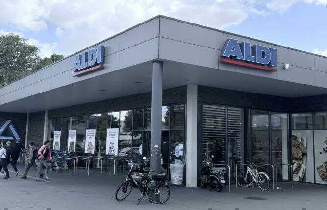 Siêu thị Aldi ở Zwolle, nơi Tijjani Reijnders từng làm việc chất hàng lên kệ.