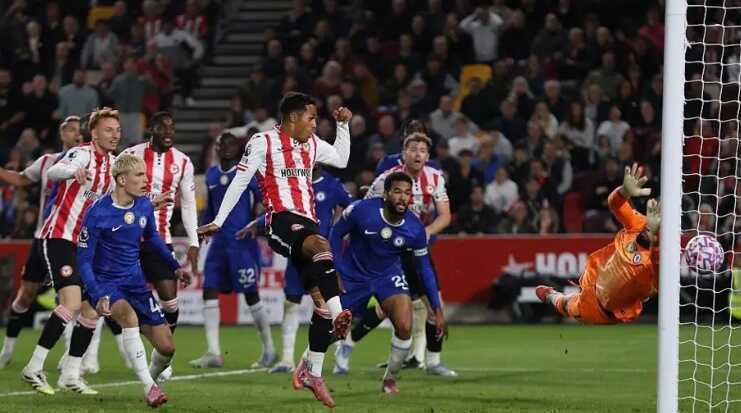Brentford và ``vũ khí`` ném biên xa khiến Chelsea ôm hận