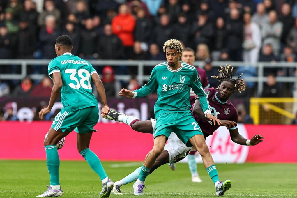 Liverpool nhọc nhằn đánh bại 10 người của Burnley