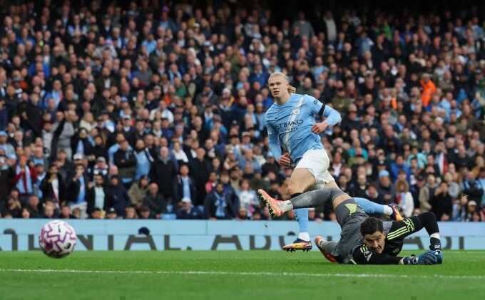 Haaland qua mặt Cantona, Rooney ở derby Manchester