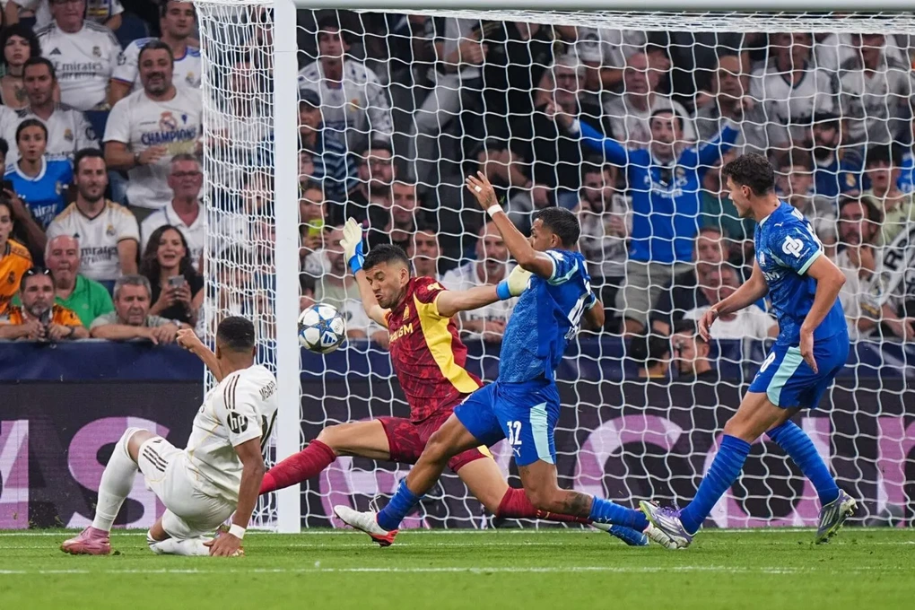 Mbappe lập cú đúp, Real Madrid thắng Marseille dù bị đuổi người