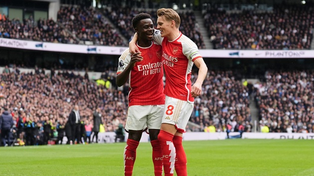 Arteta bỏ ngỏ khả năng ra sân của Saka và Odegaard