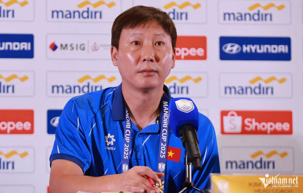 HLV Kim Sang Sik nói lý do loại cầu thủ Việt kiều ở U23 Việt Nam