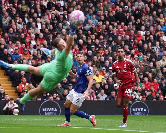 Liverpool giữ mạch toàn thắng ở Ngoại hạng Anh