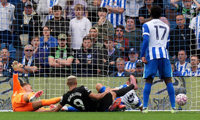 Tottenham lên nhì bảng Ngoại hạng Anh