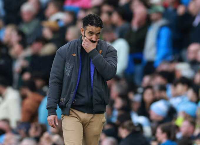 Xe bus Manchester mỉa mai Amorim