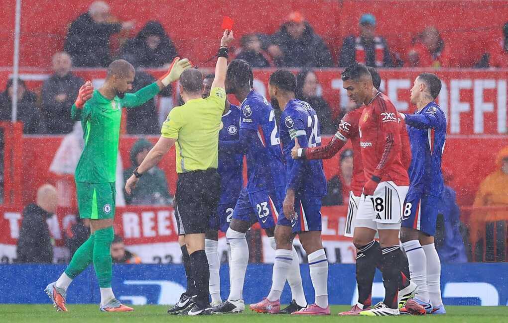 Man Utd hạ Chelsea trong trận cầu Sanchez, Casemiro nhận thẻ đỏ