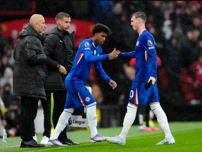 Thủ môn Chelsea xin lỗi vì nhận thẻ đỏ ngay phút 5