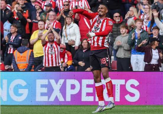Xhaka kiến tạo, Sunderland giành 1 điểm trong thế thiếu người