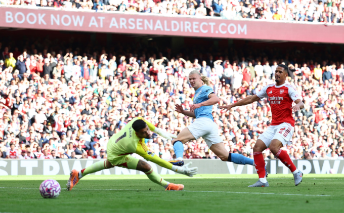 Arsenal thoát thua Man City ở phút bù