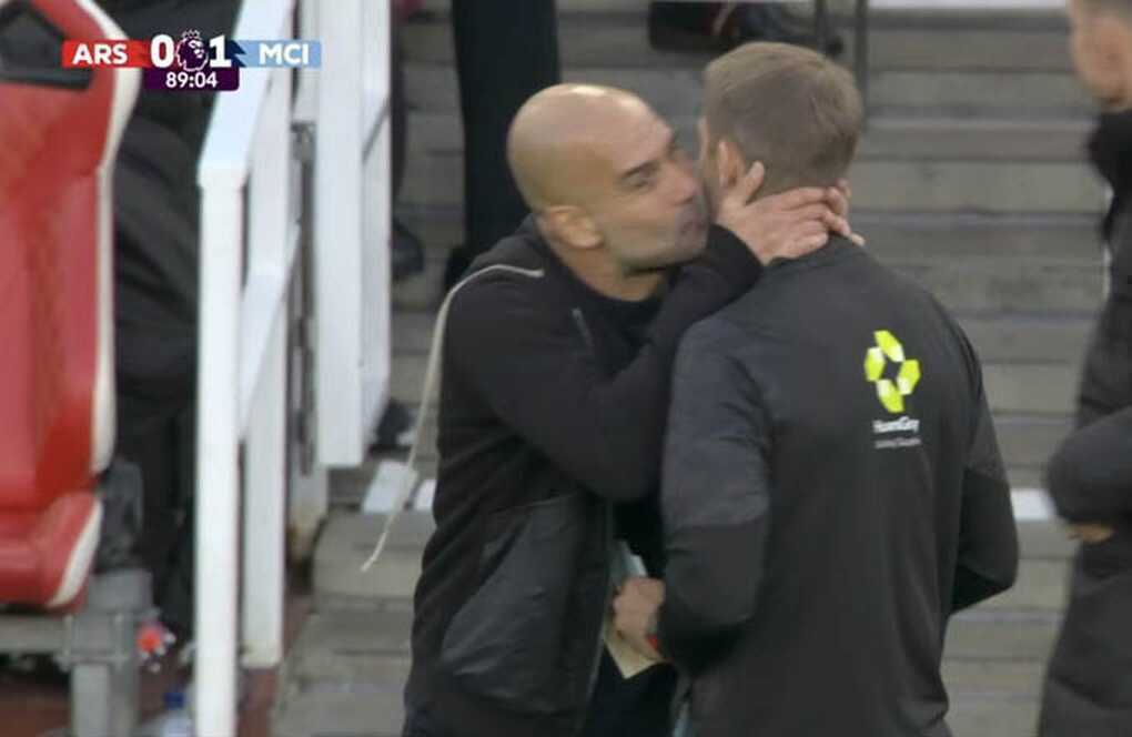 HLV Pep Guardiola có hành động kỳ lạ với trọng tài, CĐV phản ứng