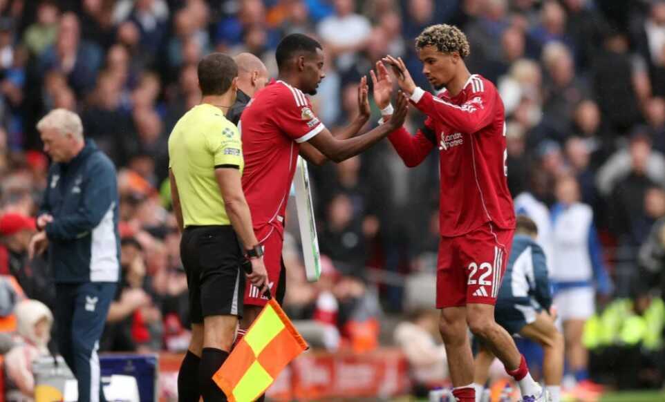 Ekitike vượt mặt Isak để giành suất đá chính ở Liverpool